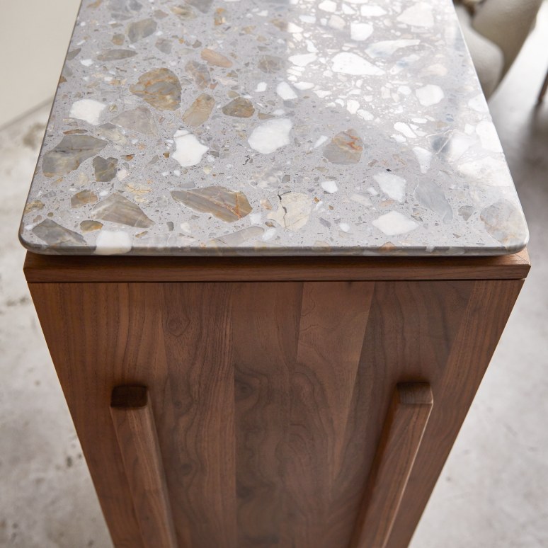 Isaure - Anrichte Nussbaum massiv und Premium-Terrazzo 80 cm