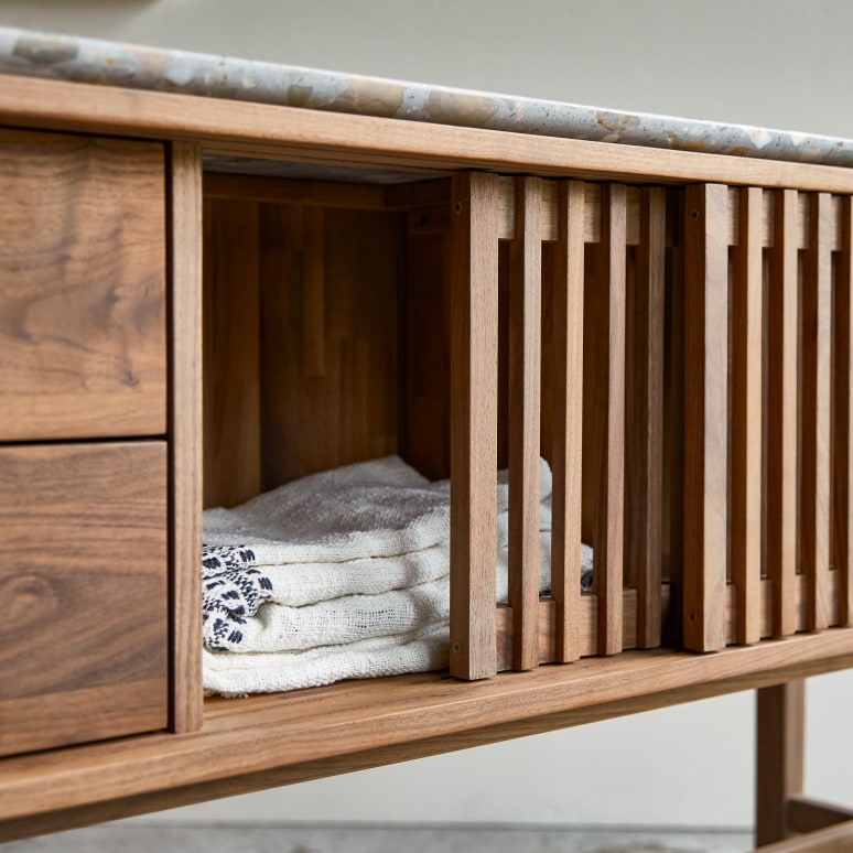 Isaure - Konsole aus massivem Nussbaum und Premium-Terrazzo