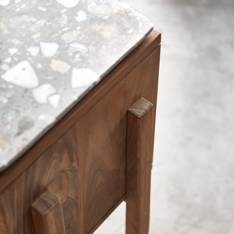 Isaure - Konsole aus massivem Nussbaum und Premium-Terrazzo