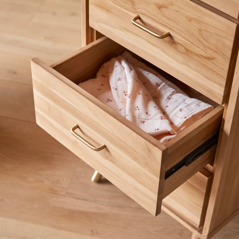 Kort - Kindercommode van massief teakhout