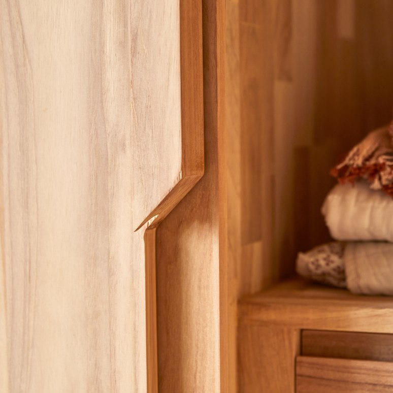 Greta - Armario infantil de teca maciza