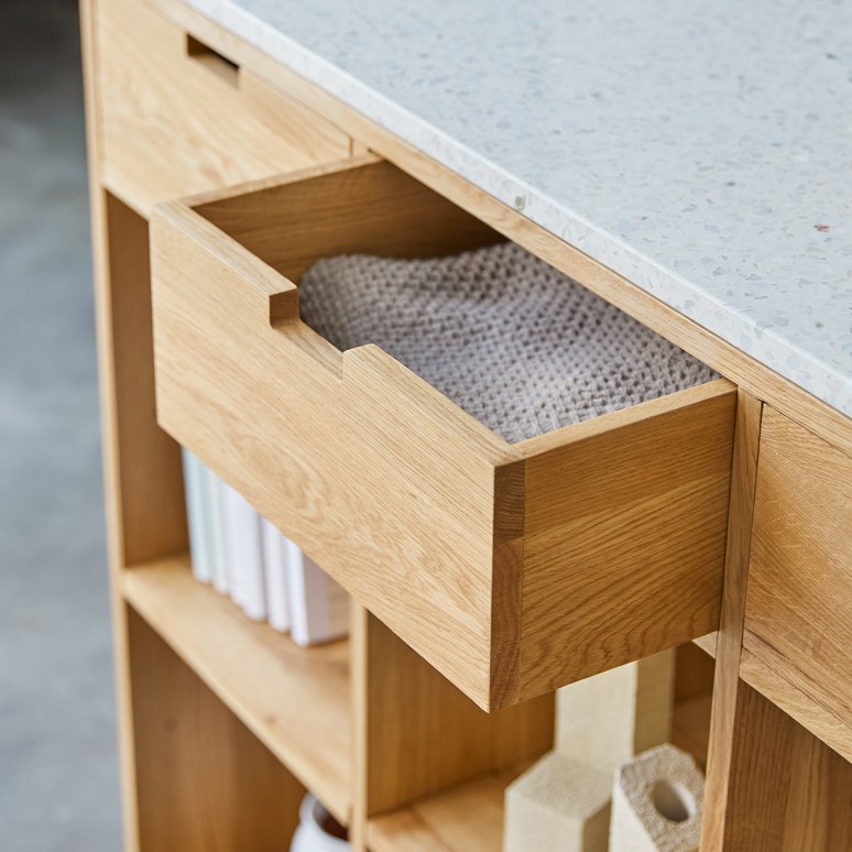 Miho - Konsole aus massiver Eiche mit Premium-Terrazzo White