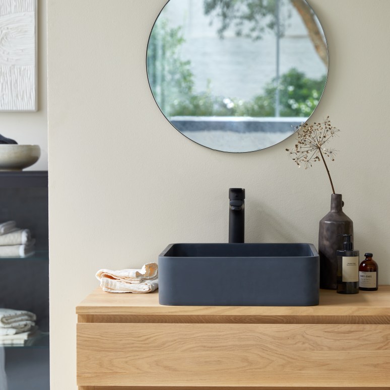 Thaïs - Square washbasin in black concrete w. 39 cm