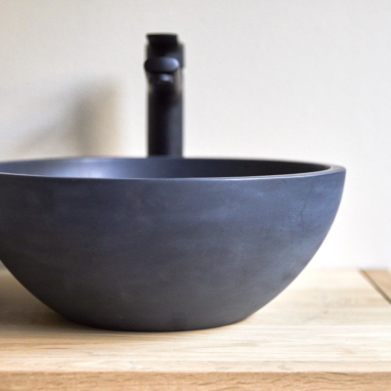 Micha - Round black terrazzo basin