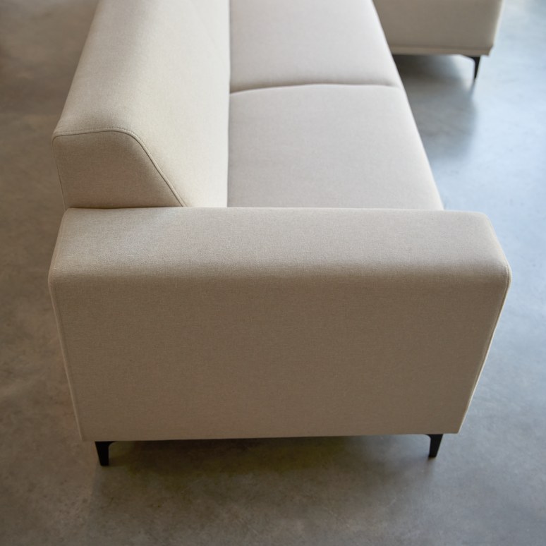 Lars - Divano angolare con chaise-longue a destra in tessuto ecru 300 x 150 cm, 5 posti