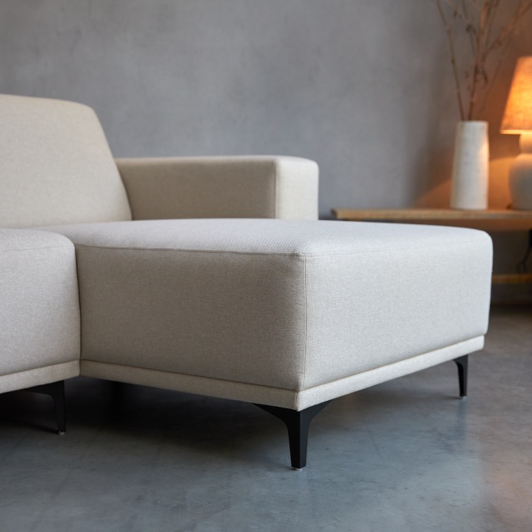 Lars - Divano angolare con chaise-longue a destra in tessuto ecru 300 x 150 cm, 5 posti