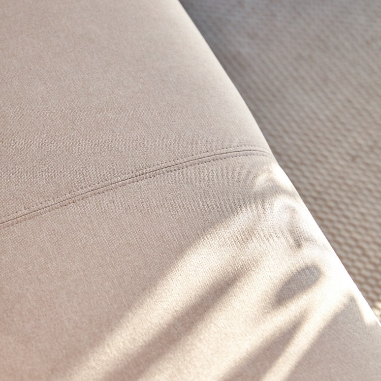 Finn - Ecksofa mit Eckelement rechts und ecrufarbenem Stoffbezug 270 x 180 cm, 4-Sitzer