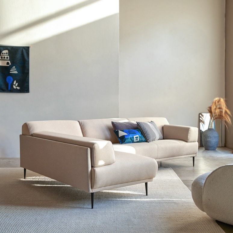 Finn - Sofá esquinero izquierdo de tejido color crudo 270 cm x 180 cm de 4 plazas