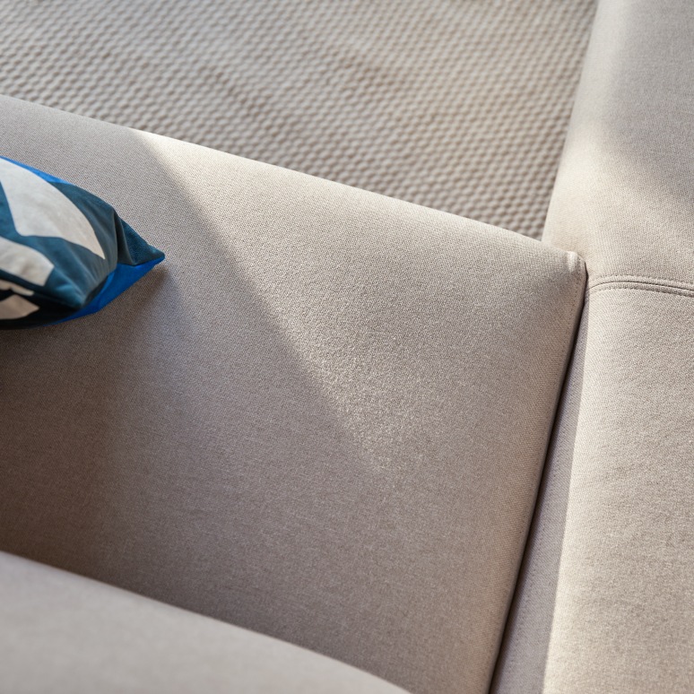 Finn - Left-hand corner sofa in ecru fabric, 270 x 180 cm, 4 seats.