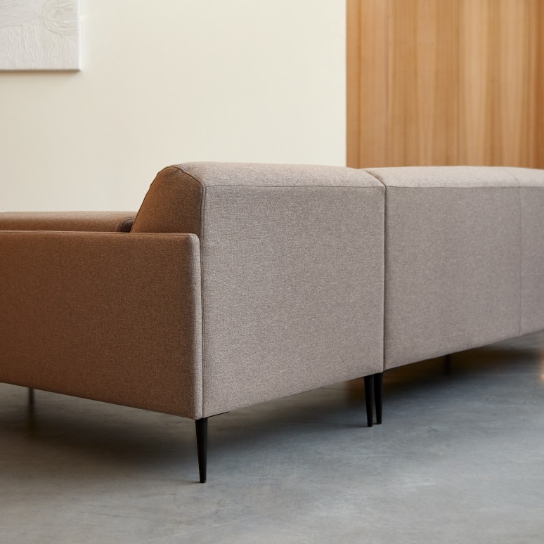 Finn - Canapé d'angle droit en tissu gris taupe 270 x 180 cm, 4 places