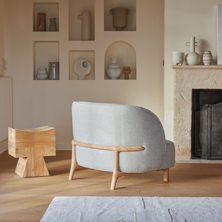 Hoya - Fauteuil van massief eiken en grijze stof