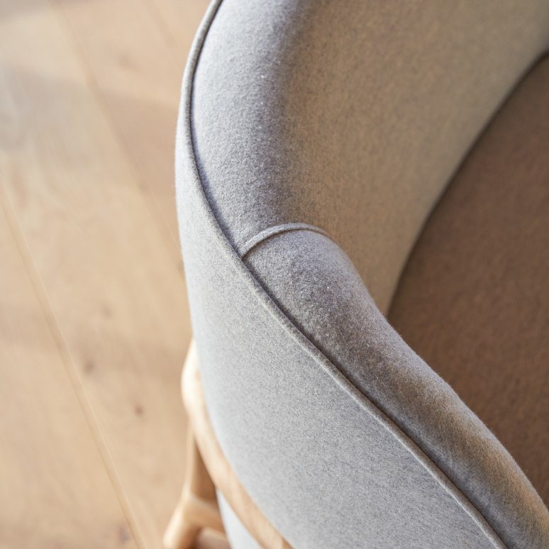 Hoya - Sillón de roble macizo y tela gris