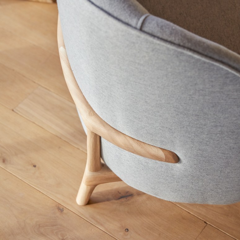 Hoya - Fauteuil van massief eiken en grijze stof