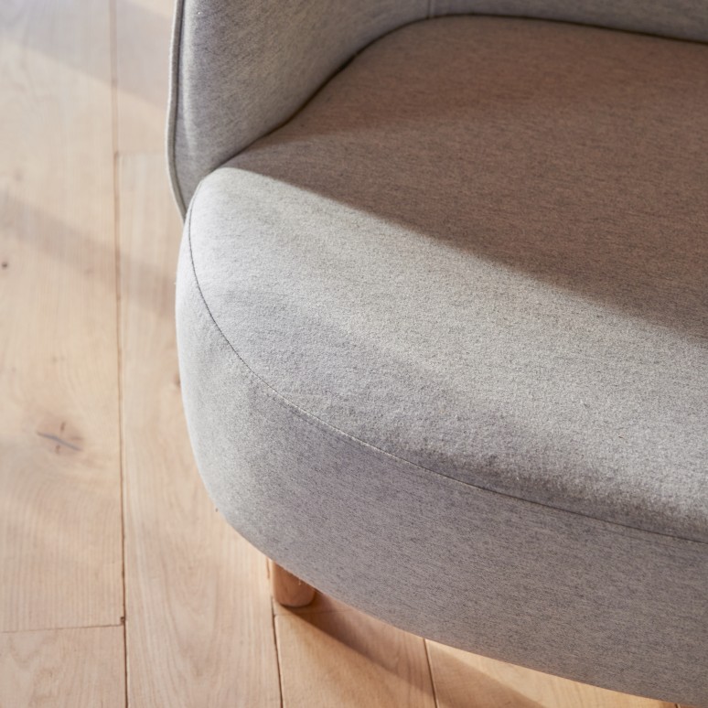 Hoya - Fauteuil van massief eiken en grijze stof