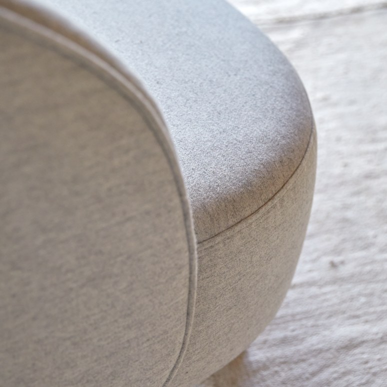 Hoya - 2-Sitzer-Sofa mit massivem Eichenholzgestell und grauem Stoffbezug