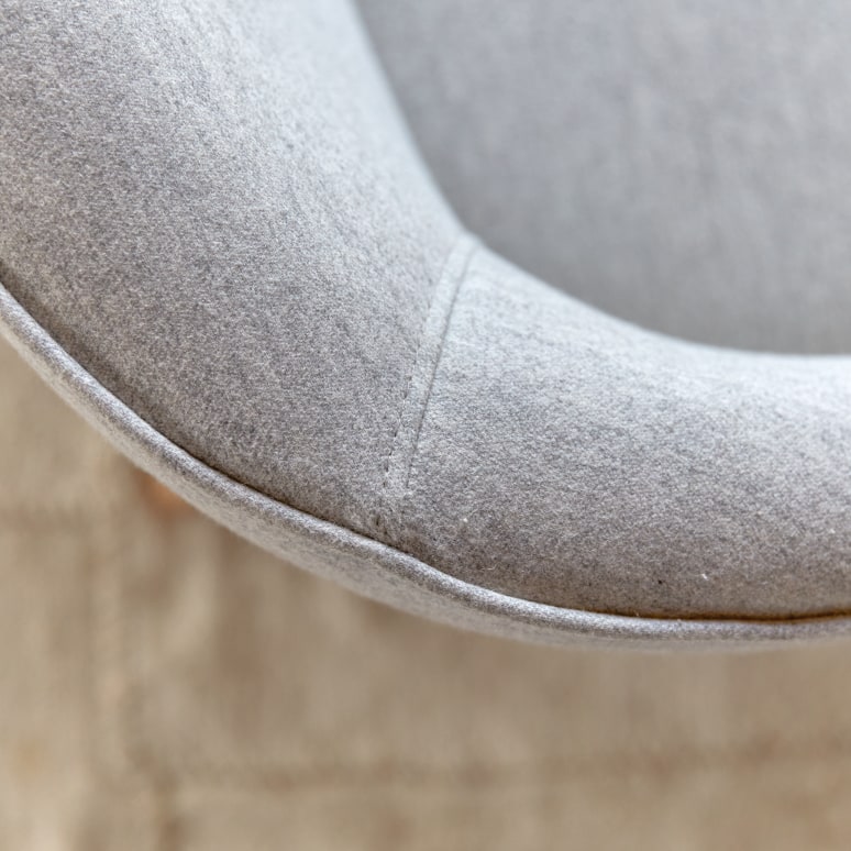 Hoya - 2-Sitzer-Sofa mit massivem Eichenholzgestell und grauem Stoffbezug