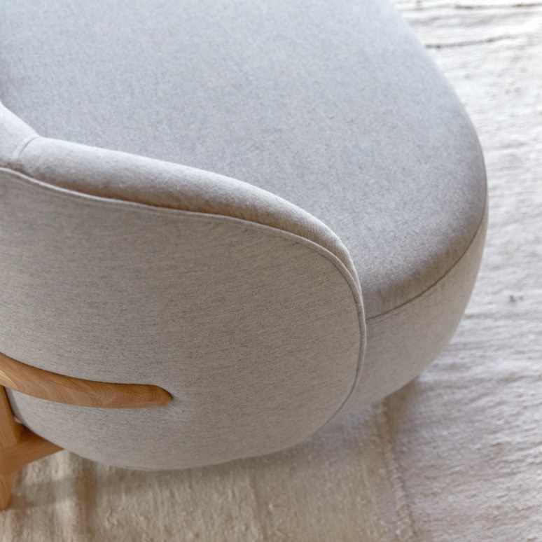 Hoya - 2-Sitzer-Sofa mit massivem Eichenholzgestell und grauem Stoffbezug