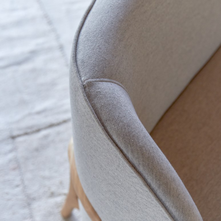 Hoya - 2-Sitzer-Sofa mit massivem Eichenholzgestell und grauem Stoffbezug