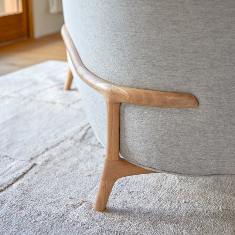 Hoya - 2-Sitzer-Sofa mit massivem Eichenholzgestell und grauem Stoffbezug