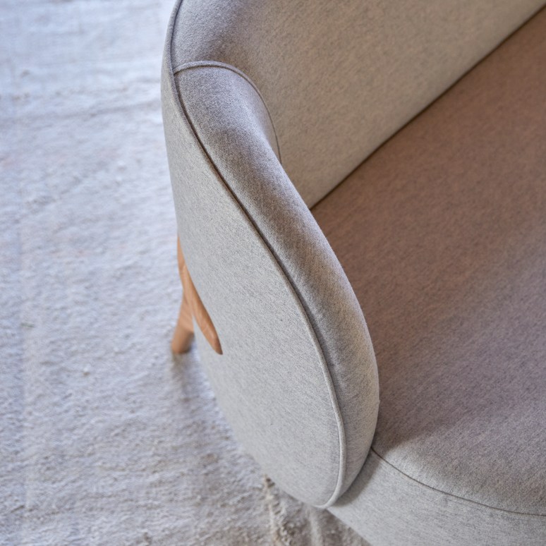 Hoya - 3-Sitzer-Sofa mit massivem Eichenholzgestell und grauem Stoffbezug