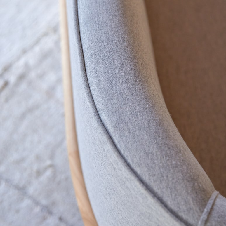 Hoya - Sofá de roble macizo y tela gris de 3 plazas