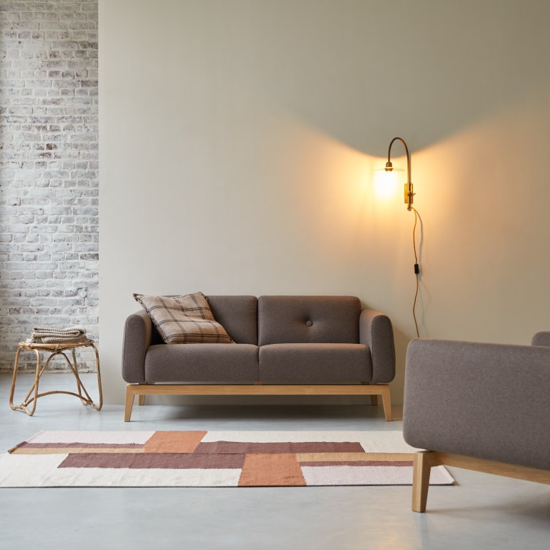 Bjorn - 2-Sitzer-Sofa mit massivem Eichenholzgestell und braunem Stoffbezug