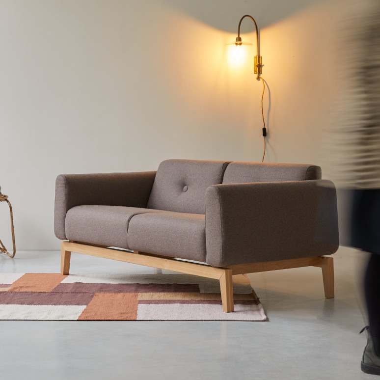 Bjorn - 2-Sitzer-Sofa mit massivem Eichenholzgestell und braunem Stoffbezug