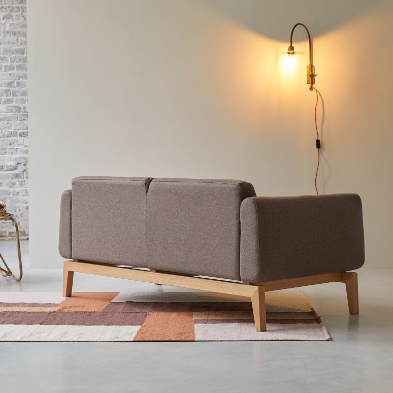 Bjorn - 2-Sitzer-Sofa mit massivem Eichenholzgestell und braunem Stoffbezug