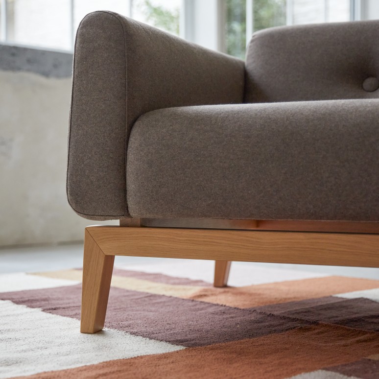 Bjorn - 2-Sitzer-Sofa mit massivem Eichenholzgestell und braunem Stoffbezug