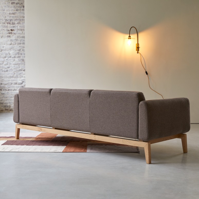 Bjorn - 3-Sitzer-Sofa mit massivem Eichenholzgestell und braunem Stoffbezug