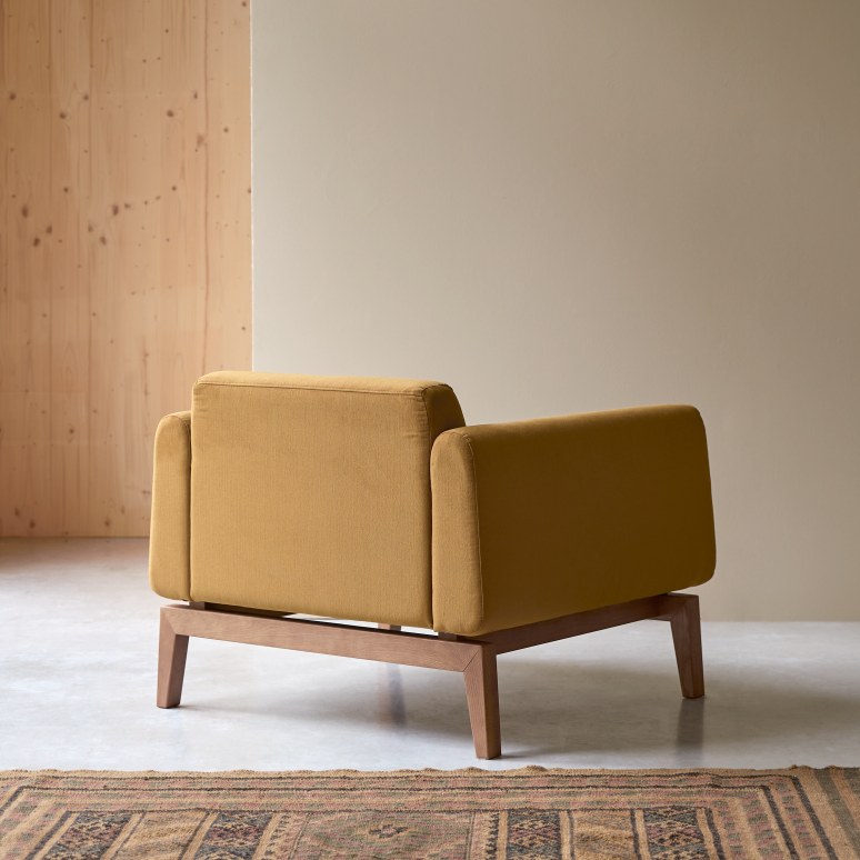 Bjorn - Fauteuil van massief eiken en mosterdgele stof