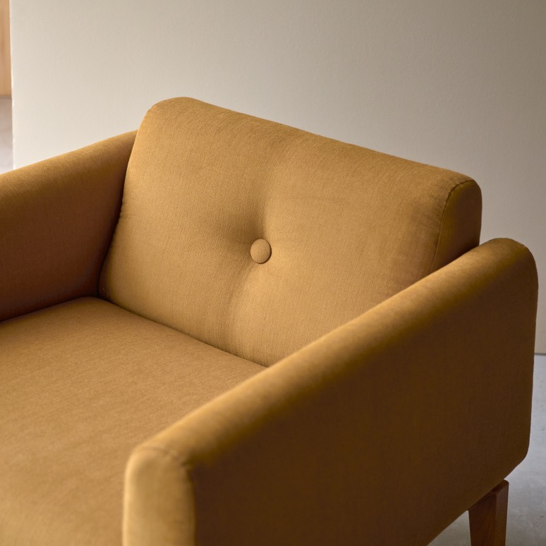 Bjorn - Armchair in solid oak and mustard fabric