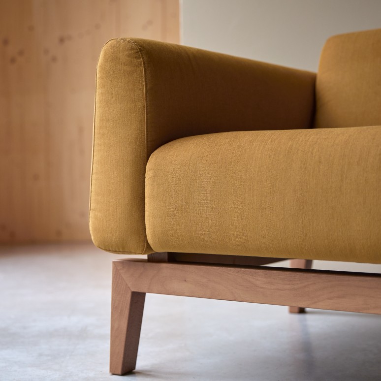 Bjorn - Armchair in solid oak and mustard fabric