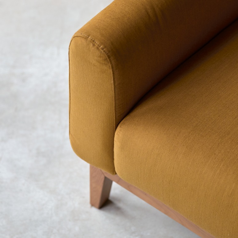 Bjorn - Sillón de roble macizo y tela color mostaza