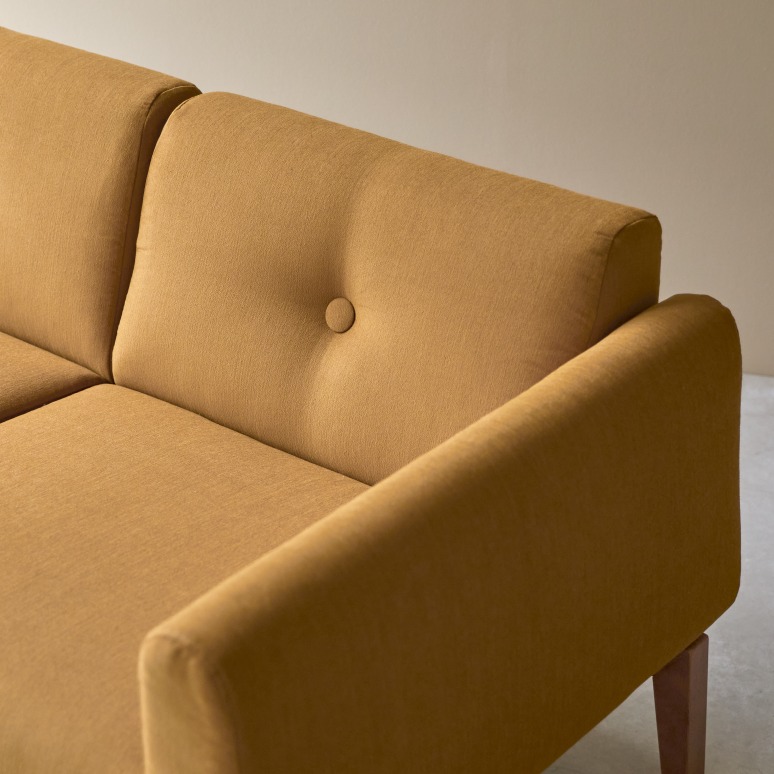 Bjorn - 2-Sitzer-Sofa mit massivem Eichenholzgestell und senffarbenem Stoffbezug