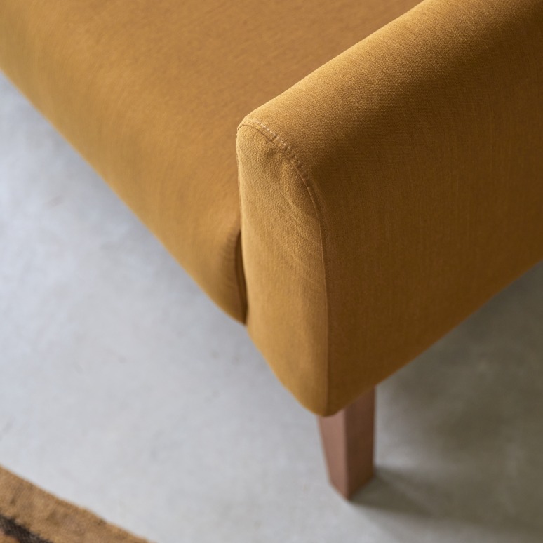 Bjorn - 2-Sitzer-Sofa mit massivem Eichenholzgestell und senffarbenem Stoffbezug