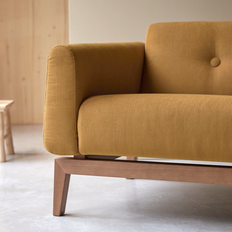 Bjorn - 2-Sitzer-Sofa mit massivem Eichenholzgestell und senffarbenem Stoffbezug