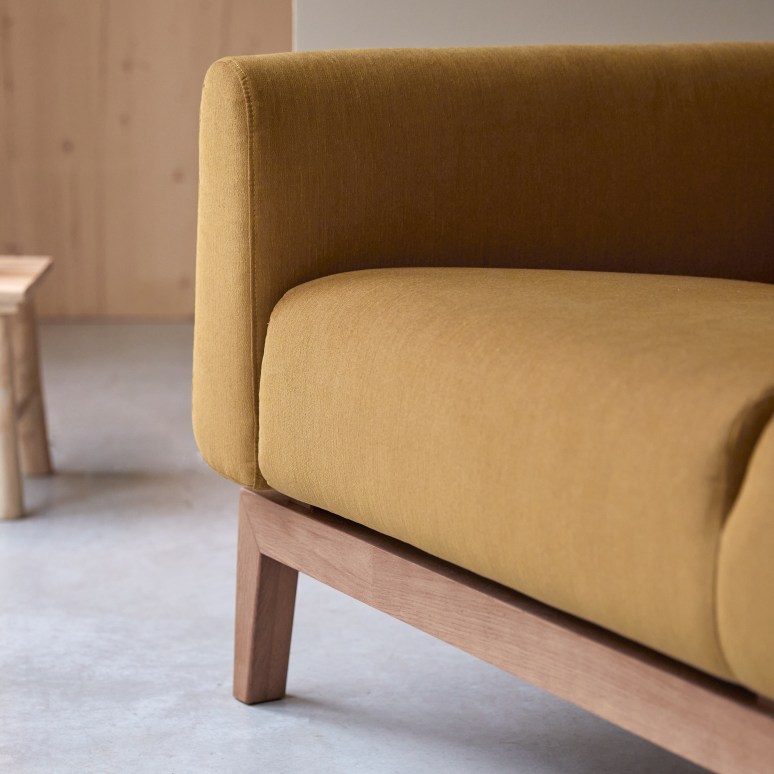 Bjorn - 3-Sitzer-Sofa mit massivem Eichenholzgestell und senffarbenem Stoffbezug
