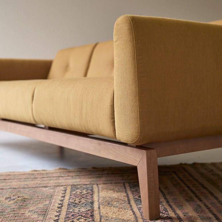 Bjorn - 3-Sitzer-Sofa mit massivem Eichenholzgestell und senffarbenem Stoffbezug