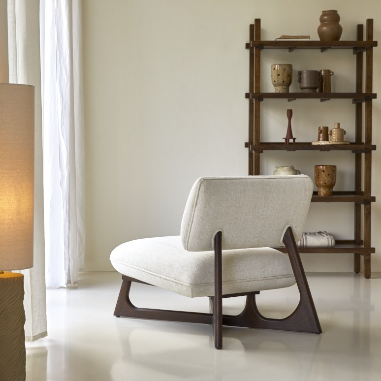 Brune - Sillón bajo de mindi macizo y tela color crudo