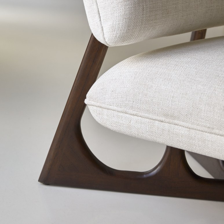 Brune - Fauteuil bas en mindi massif et tissu écru