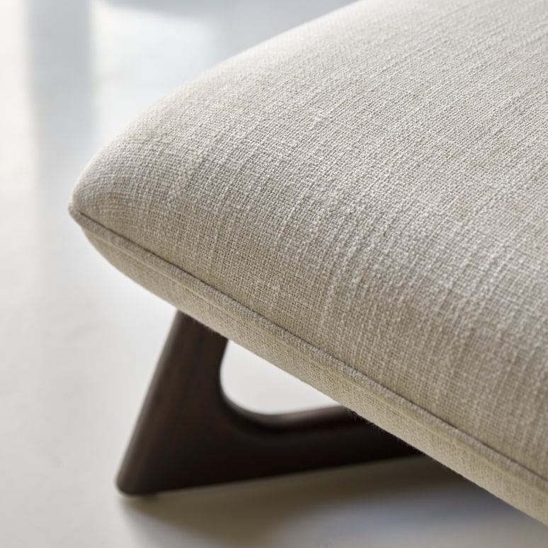 Brune - Fauteuil bas en mindi massif et tissu écru