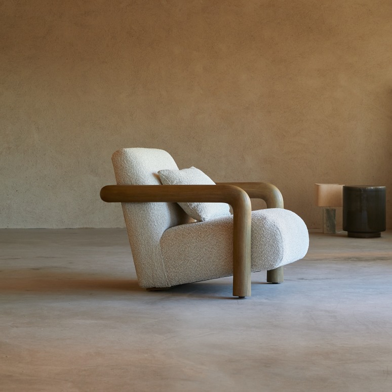 Nina - Fauteuil bas en mindi massif et tissu écru