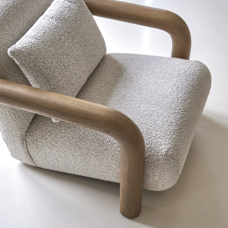 Nina - Fauteuil bas en mindi massif et tissu écru