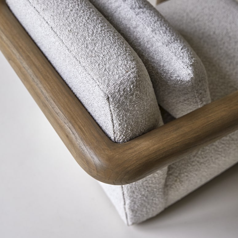 Nina - Lage fauteuil in massief mindihout en ecru stof