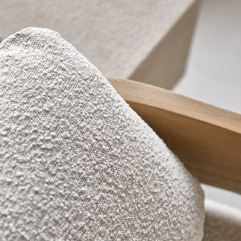 Boti - Sessel aus massivem Mindiholz und ecrufarbenem Stoff