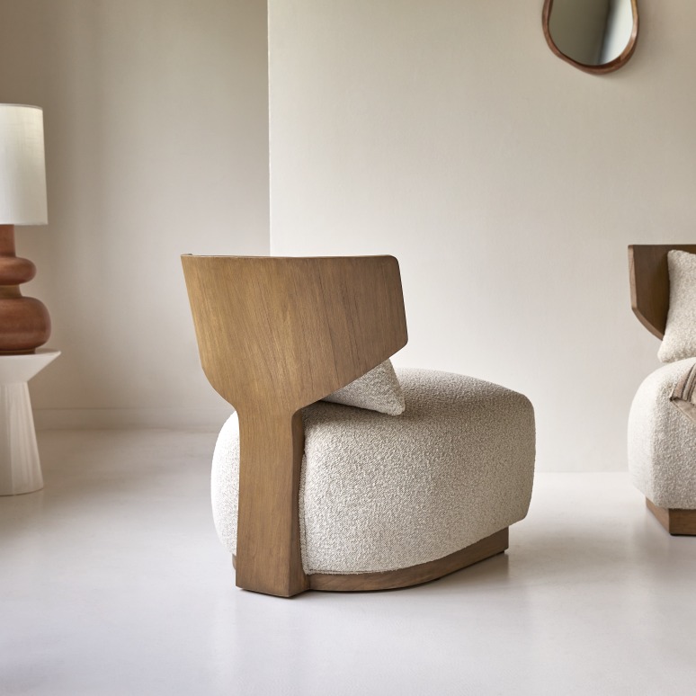 June - Fauteuil in massief mindihout en ecru stof