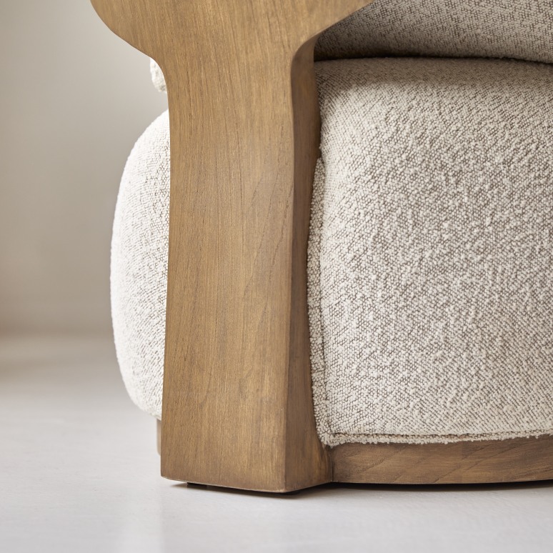 June - Fauteuil in massief mindihout en ecru stof