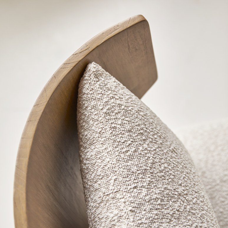 June - Poltrona in legno di mindi massello e tessuto écru