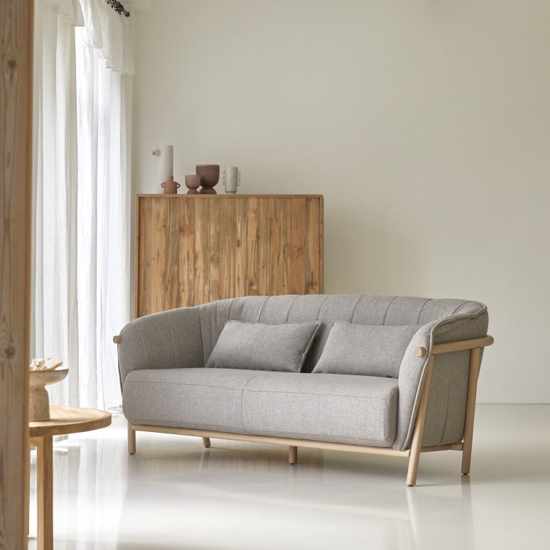 Yas - 2-Sitzer-Sofa mit massivem Eichenholzgestell und grauem Stoffbezug